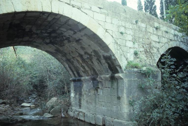 Deux ponts médiévaux qui relient la ferme à l'abbaye. Pont à l'ouest de la ferme.