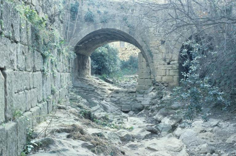 Deux ponts médiévaux qui relient la ferme à l'abbaye. Pont au sud de la ferme.