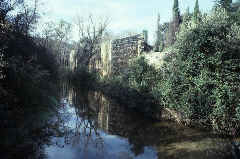 Deux ponts médiévaux qui relient la ferme à l'abbaye.