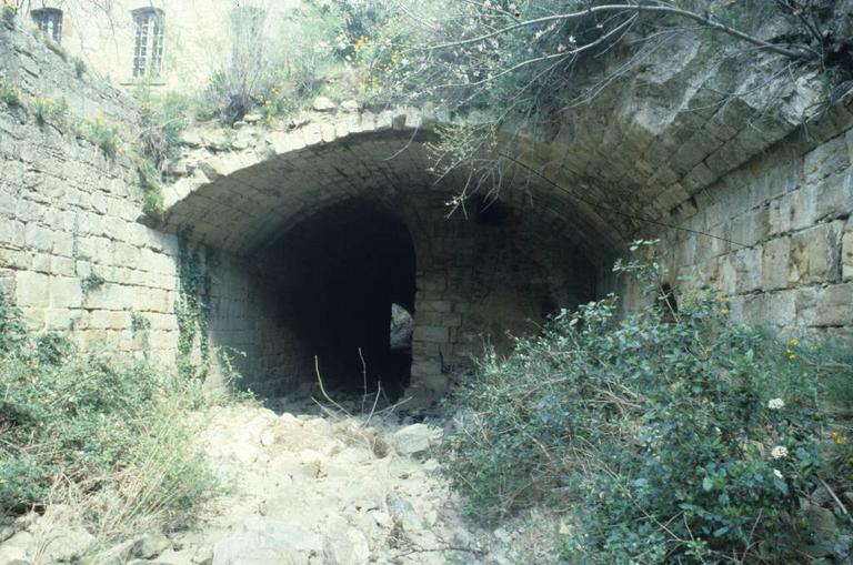 Deux ponts médiévaux qui relient la ferme à l'abbaye.