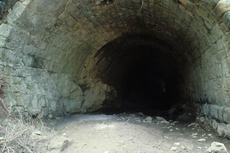 Deux ponts médiévaux qui relient la ferme à l'abbaye.