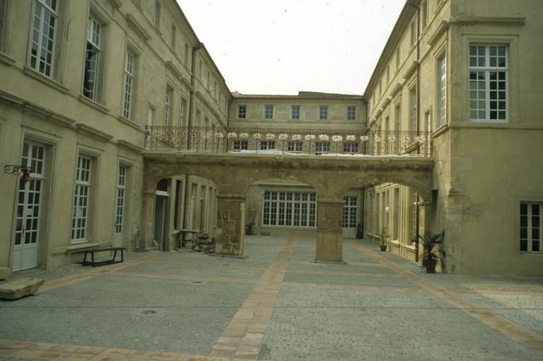 Bâtiment sur la cour.