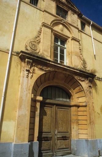 Porte. Frontiscpice d'entrée du sculpteur François Laucel, 1696.