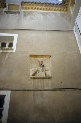 Sculpture sur la façade sur cour.