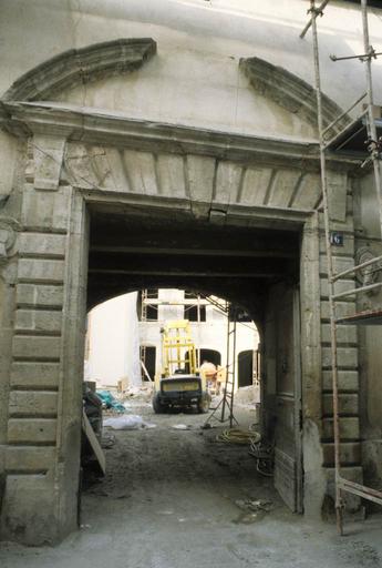 Annexe de l'hôpital. Bâtiments administratifs. Portail sur la rue.