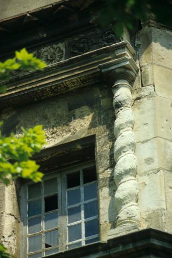 Tour d'escalier. Fenêtre du 3e niveau. Détail des colonnes.