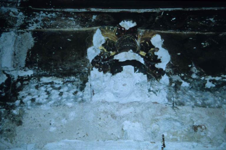 Intérieur. Salon à plafond peint. Clef sculptée d'un heaume empanaché.