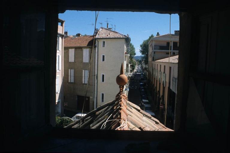 Depuis le toit, vue sur la rue.