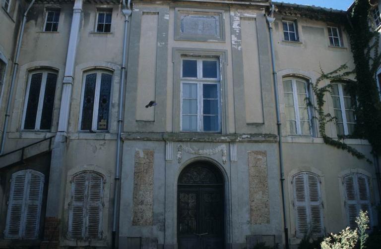 Façade principale sur la cour.