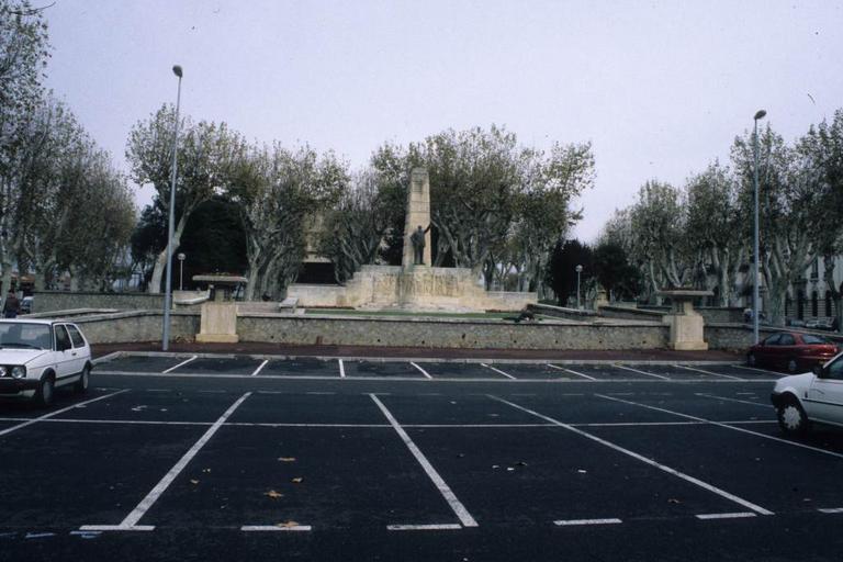 Le monument Ferroul en 1997 avant son déplacement.