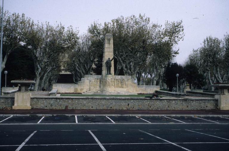 Le monument Ferroul en 1997 avant son déplacement.