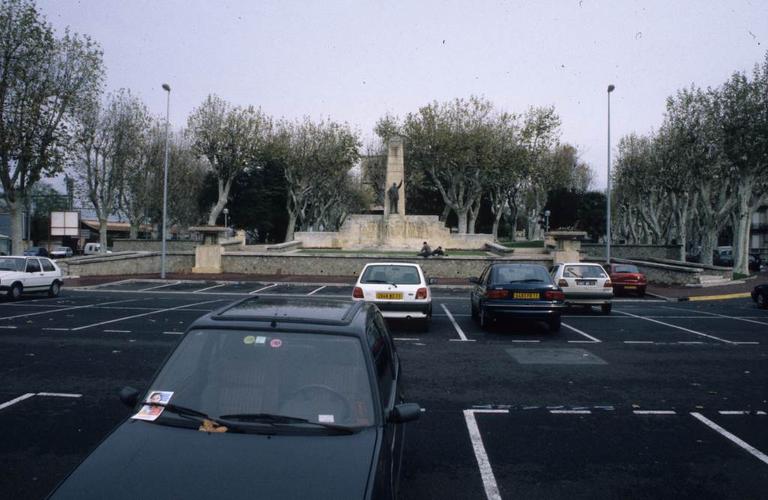 Le monument Ferroul en 1997 avant son déplacement.