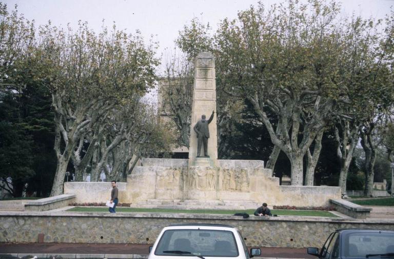 Le monument Ferroul en 1997 avant son déplacement.