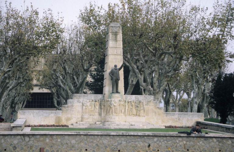 Le monument Ferroul en 1997 avant son déplacement.