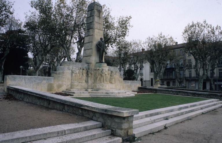 Le monument Ferroul en 1997 avant son déplacement.