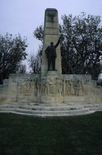 Le monument Ferroul en 1997 avant son déplacement.