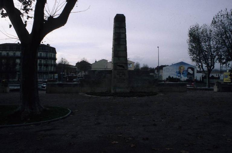 Le monument Ferroul en 1997 avant son déplacement.