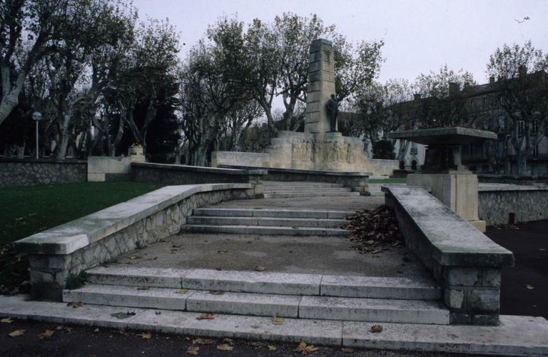 Le monument Ferroul en 1997 avant son déplacement.