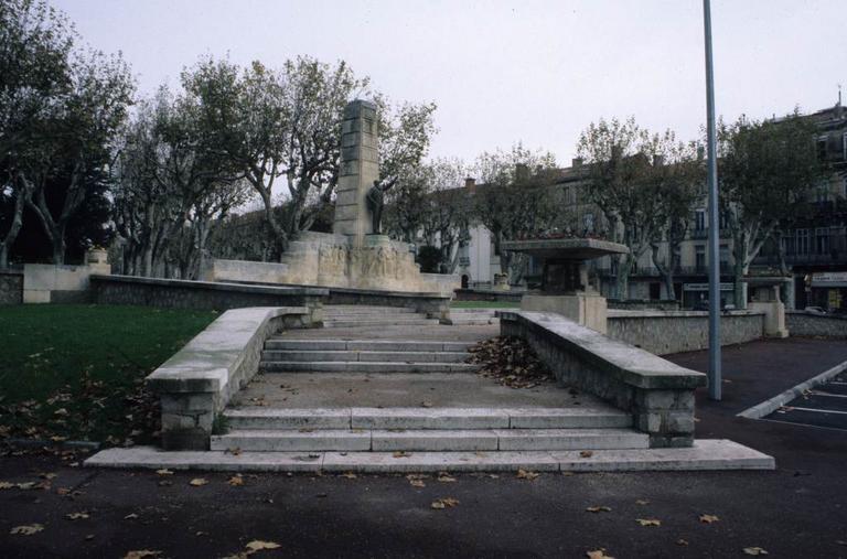 Le monument Ferroul en 1997 avant son déplacement.