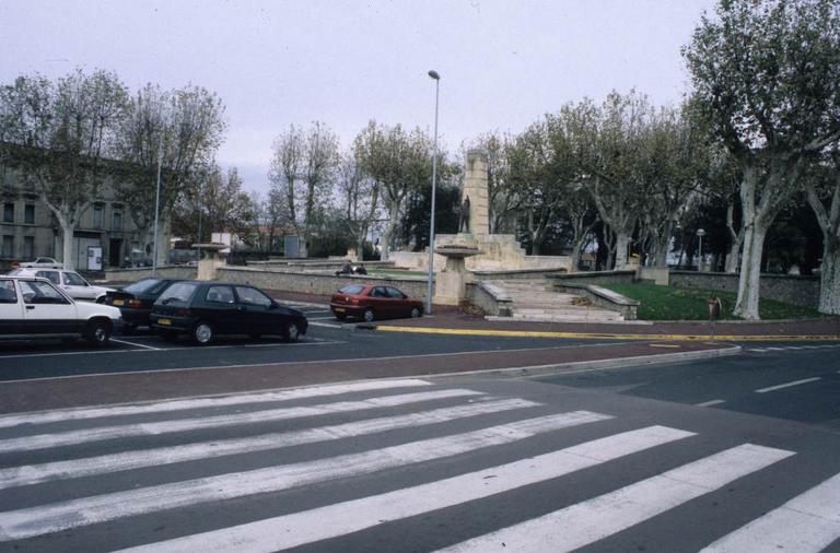 Le monument Ferroul en 1997 avant son déplacement.