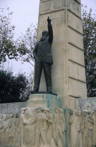 Le monument Ferroul en 1997 avant son déplacement. La statue de Ferroul par Firmin Michelet 1933.