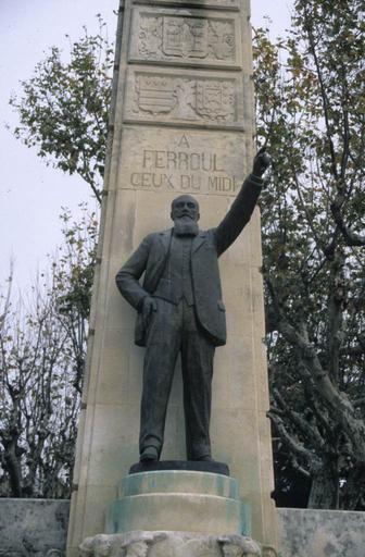 Le monument Ferroul en 1997 avant son déplacement. La statue de Ferroul par Firmin Michelet 1933.