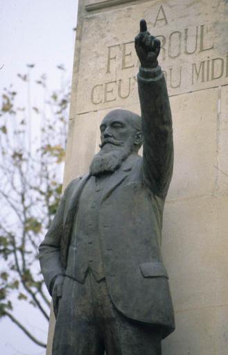 Le monument Ferroul en 1997 avant son déplacement. La statue de Ferroul par Firmin Michelet 1933.