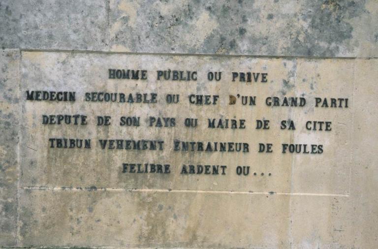 Le monument Ferroul en 1997 avant son déplacement. La dédicace au dos du monument.