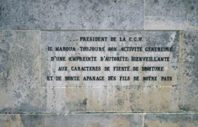 Le monument Ferroul en 1997 avant son déplacement. La dédicace au dos du monument.