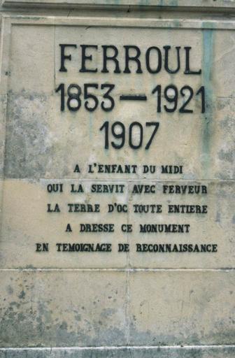 Le monument Ferroul en 1997 avant son déplacement. La dédicace au dos du monument.