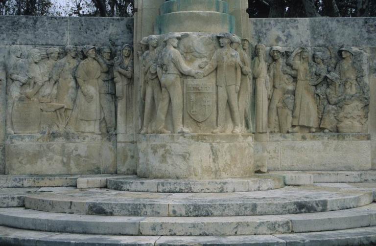 Le monument Ferroul en 1997 avant son déplacement. La frise sculptée sur le socle en pierre par Firmin Michelet 1933.