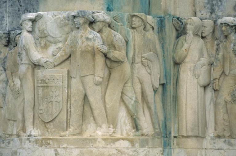 Le monument Ferroul en 1997 avant son déplacement. La frise sculptée sur le socle en pierre par Firmin Michelet 1933.