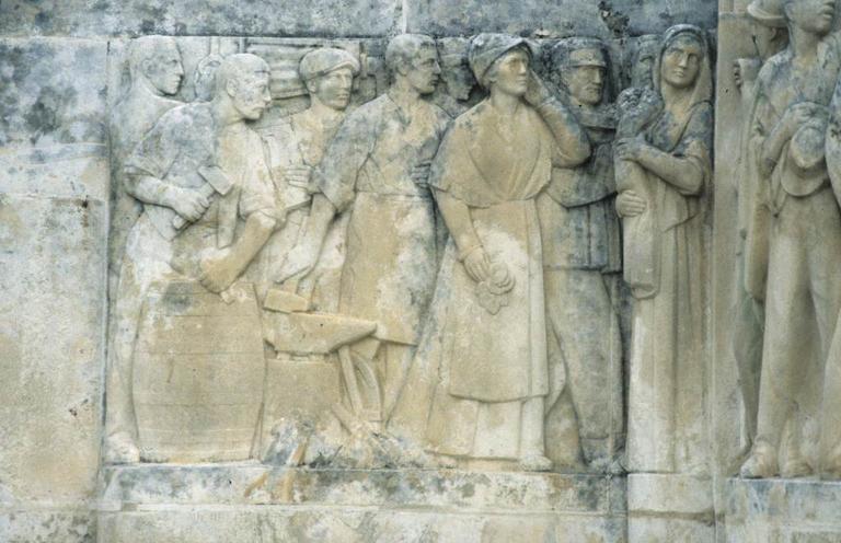 Le monument Ferroul en 1997 avant son déplacement. La frise sculptée sur le socle en pierre par Firmin Michelet 1933.