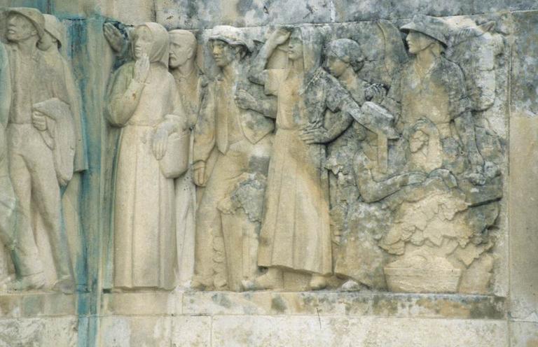 Le monument Ferroul en 1997 avant son déplacement. La frise sculptée sur le socle en pierre par Firmin Michelet 1933.