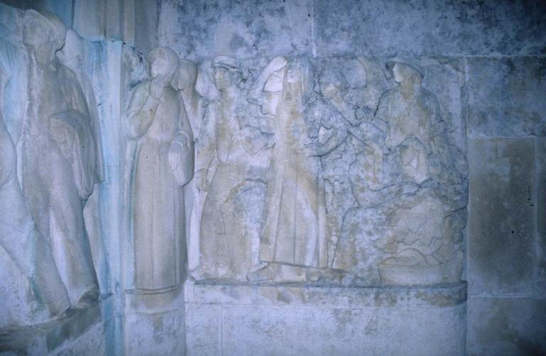 Le monument Ferroul en 1997 avant son déplacement. La frise sculptée sur le socle en pierre par Firmin Michelet 1933.