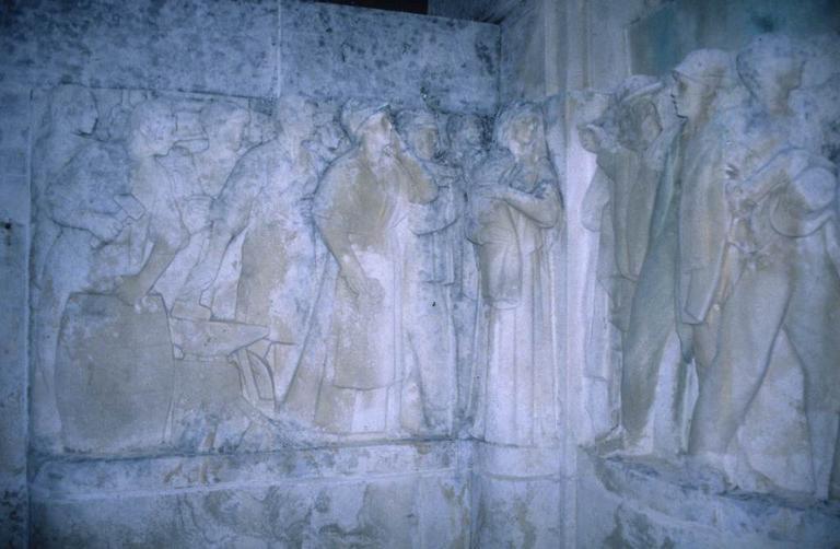 Le monument Ferroul en 1997 avant son déplacement. La frise sculptée sur le socle en pierre par Firmin Michelet 1933.