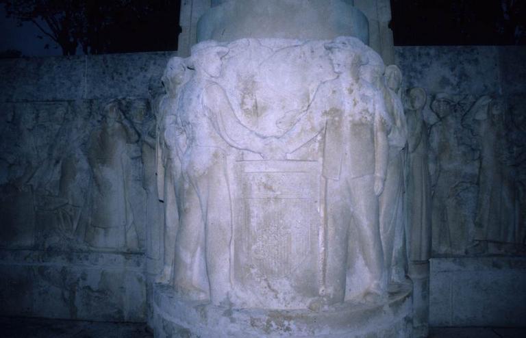 Le monument Ferroul en 1997 avant son déplacement. La frise sculptée sur le socle en pierre par Firmin Michelet 1933.