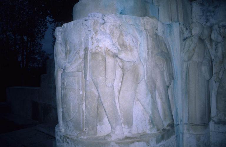 Le monument Ferroul en 1997 avant son déplacement. La frise sculptée sur le socle en pierre par Firmin Michelet 1933.