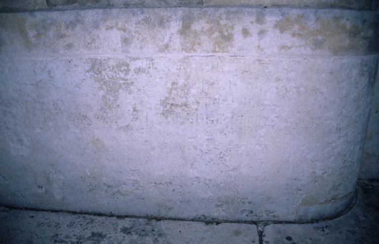 Le monument Ferroul en 1997 avant son déplacement. La frise sculptée sur le socle en pierre par Firmin Michelet 1933.