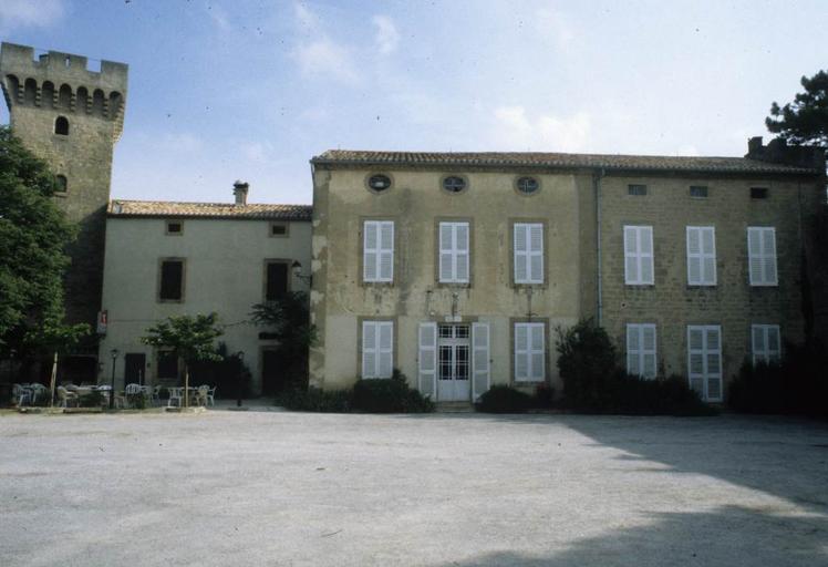 Cour du château : tour crénelée à laquelle sont accolés des bâtiments appartenant à la commune (non protégés).