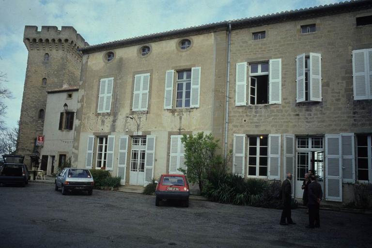 Cour du château : tour crénelée nord-ouest, ancien donjon.