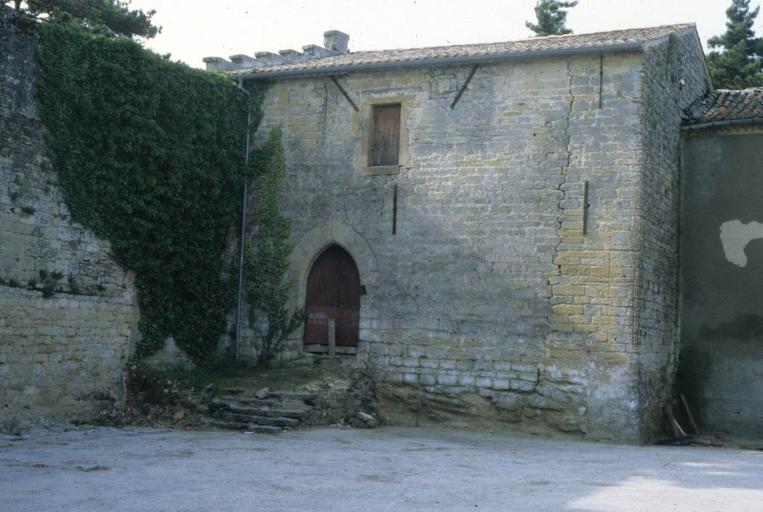 Bâtiment protégé situé à l'angle sud-est de la cour.