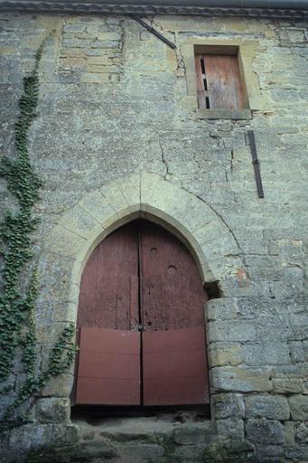 Bâtiment situé à l'angle sud-est de la cour : porte en arc brisé.