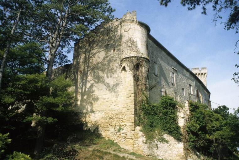 Tour circulaire et échauguette.