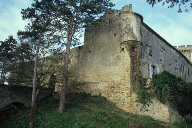 Tour circulaire et échauguette.