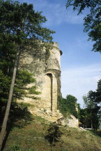 Tour circulaire et échauguette.