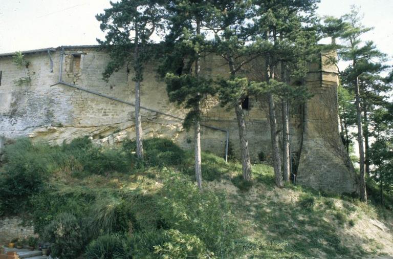 Mur d'enceinte et échauguette.