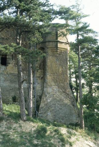 Mur d'enceinte et échauguette.