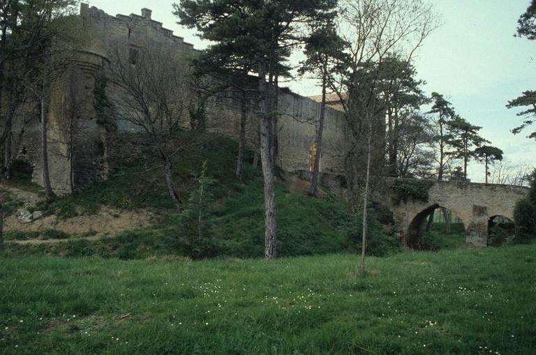 Mur d'enceinte et échauguette.