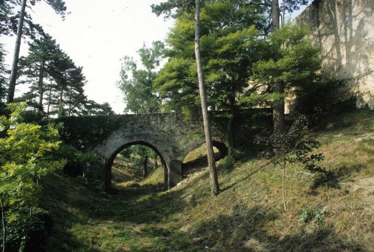 Pont et mur d'enceinte.